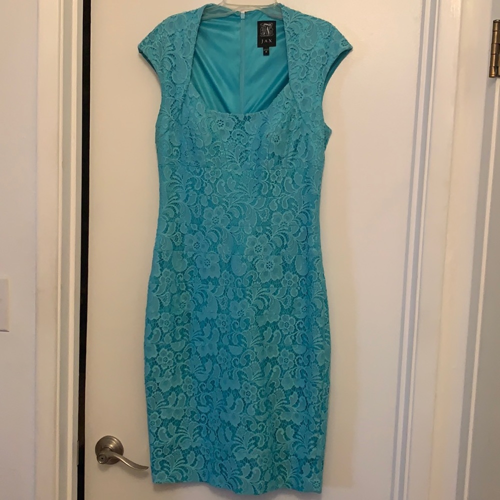 Gorgeous lace, lined, zippered dress